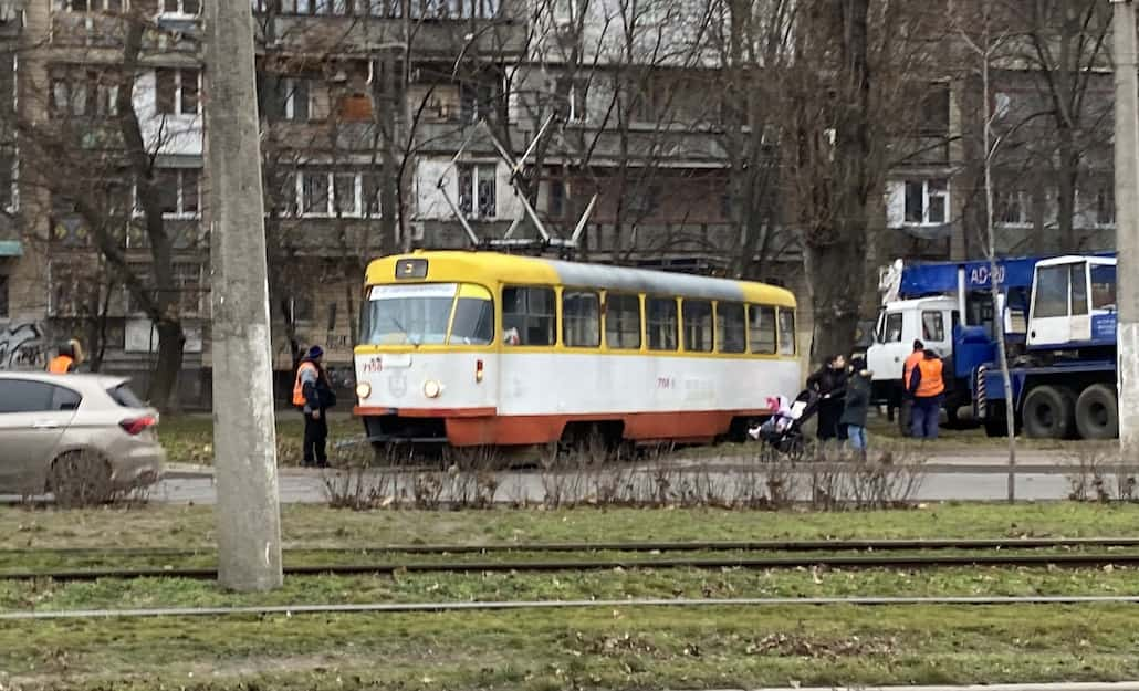 На площі Трибуни Героїв (Толбухіна) трамвай з’їхав на автомобільну дорогу (фото)