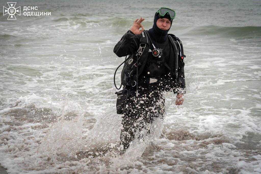 Одеські водолази тренуються в холодній воді Чорного моря