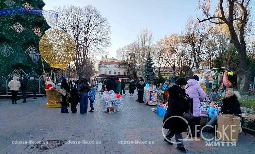 Головна ялинка Одеси: мініярмарок та побажання воєнного часу