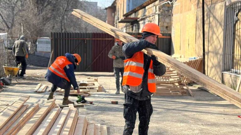 В Одесі відновлюють будинок на проспекті Шевченка після обстрілу