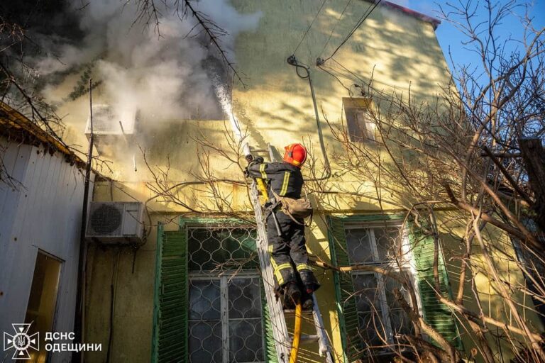 Пожежа в Одесі: на Тінистій гасили двоповерховий будинок