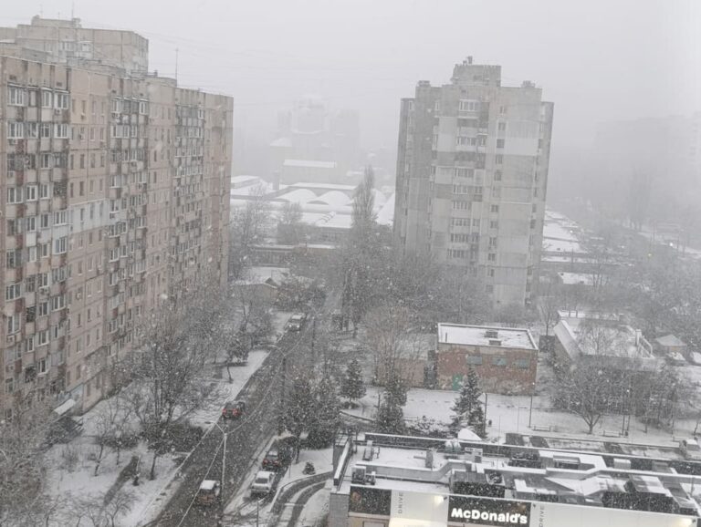 Сніг в Одеській області: на дорогах чергує техніка