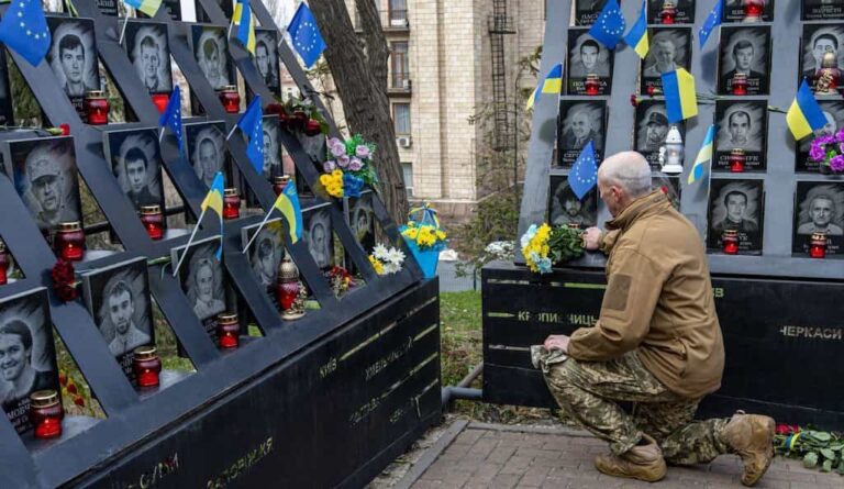 Сьогодні в Україні вшановують Героїв Небесної Сотні