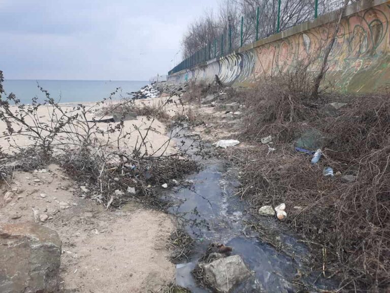 На пляжі Чорноморка насосна станція забруднює море