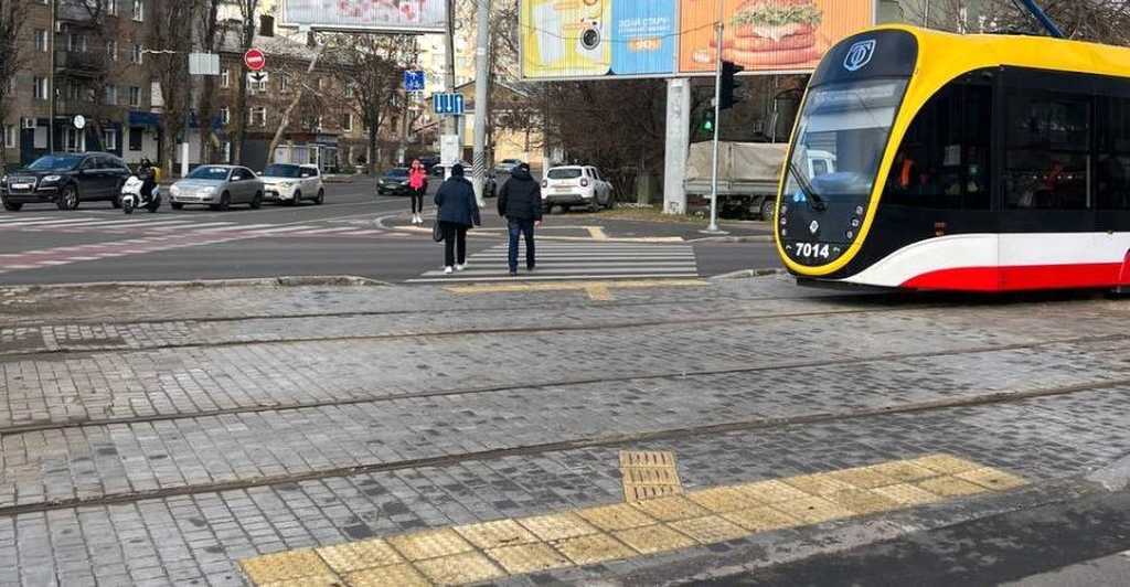 В Одесі оновлюють тротуари та встановлюють пандуси