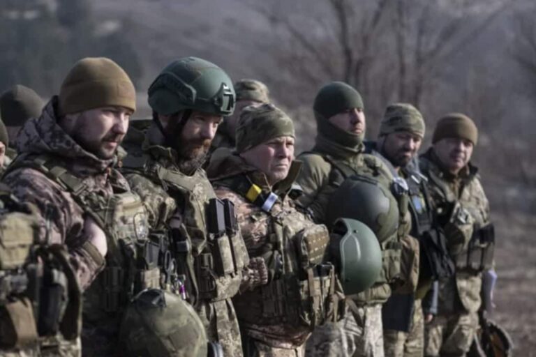 Як Україна та Росія залучають до армії