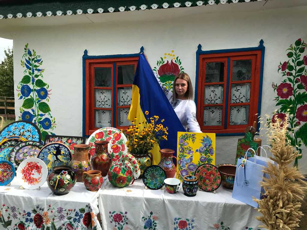 як майстриня з Одещини допомагає ЗСУ петриківкою