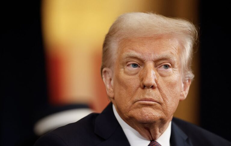 Трамп і його адміністрація змусили федеральних службовців звітувати за тижневу роботу