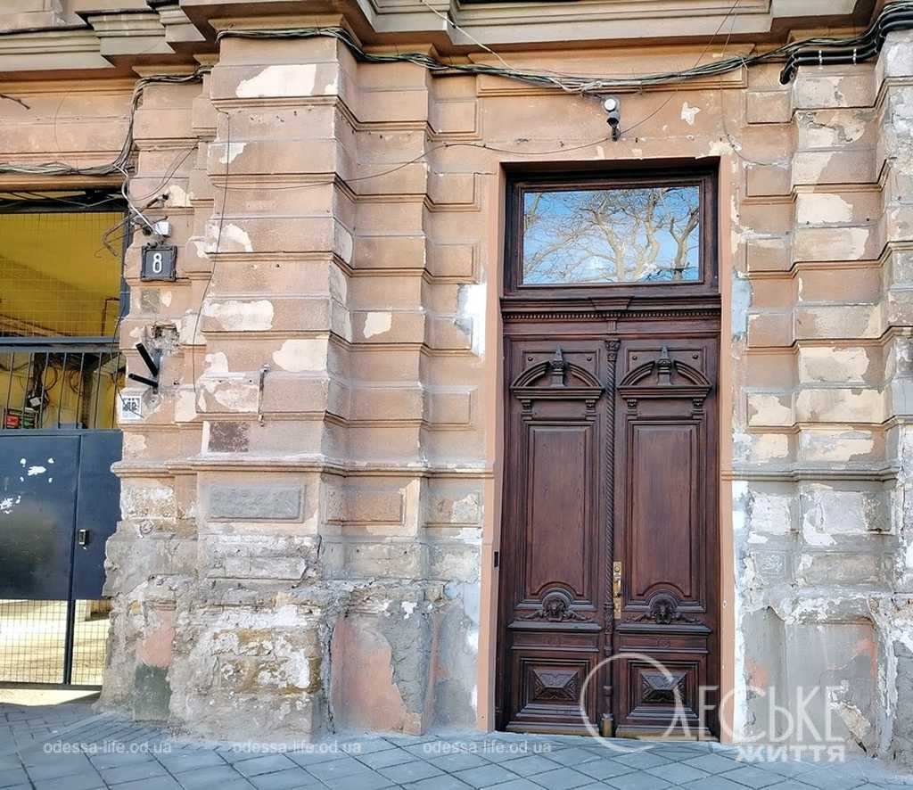 Понівечені прильотом: в Одесі реставровано історичні двері (фоторепортаж)