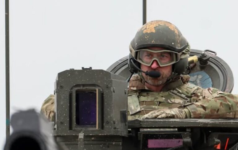 Принц Вільям відвідав війська Британії в Естонії та посидів в танку біля кордону з РФ, фото