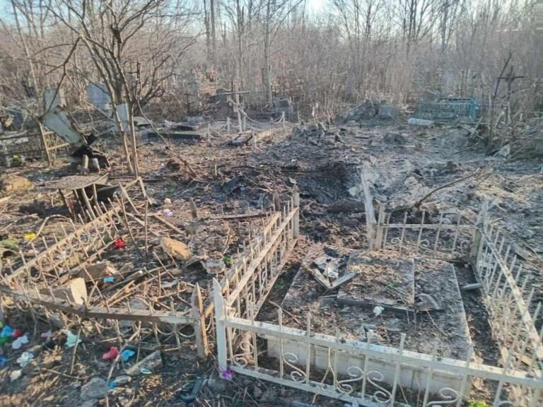 На одеському кладовищі внаслідок обстрілу знищено десятки могил (фото)