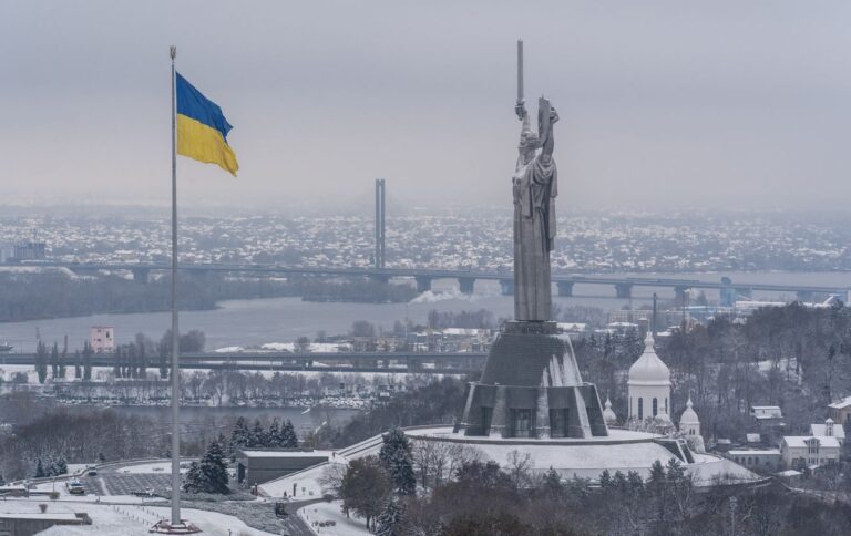 Найбільший прапор України в Києві приспустили 4 березня через прогноз погоди – КМДА