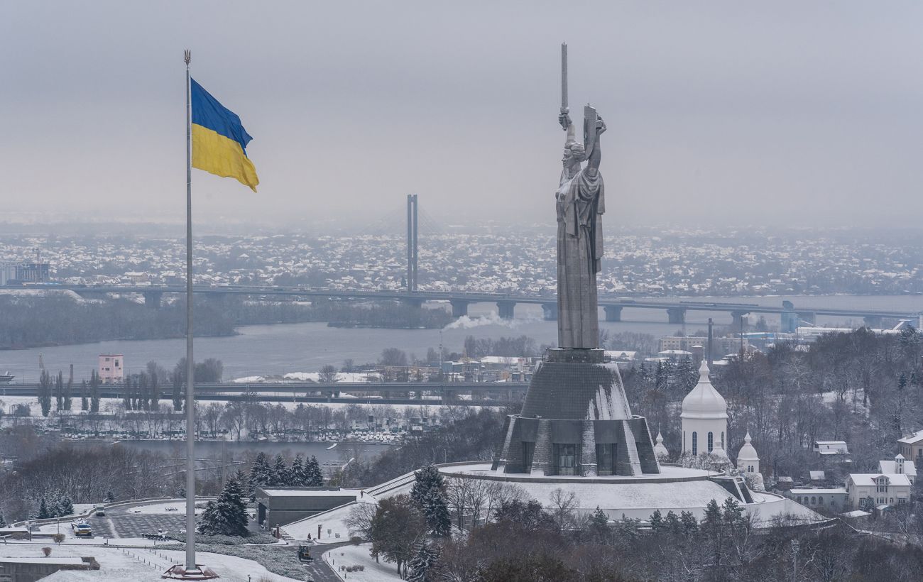 Найбільший прапор України в Києві приспустили 4 березня через прогноз погоди – КМДА