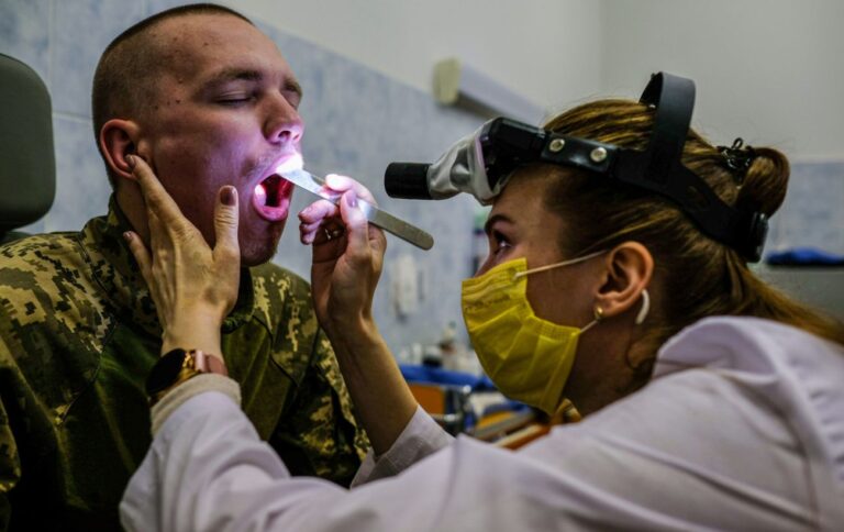Виплати та довідки для поранених військових – у Зеленського ініціювали зміни