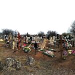 На Одещині школярка розмалювала могили
