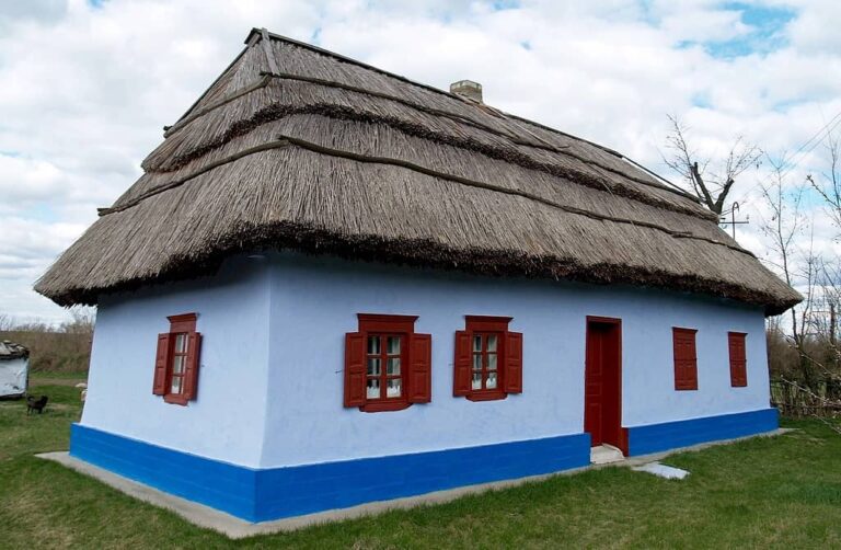 Три жінки з півночі Одещини: як живеться у глиняній хаті, з доїльним відром і після ракетного удару