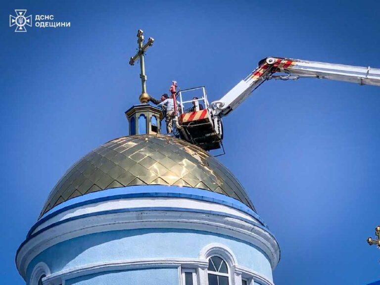 На Одещині рятувальники встановили хрест на церкві