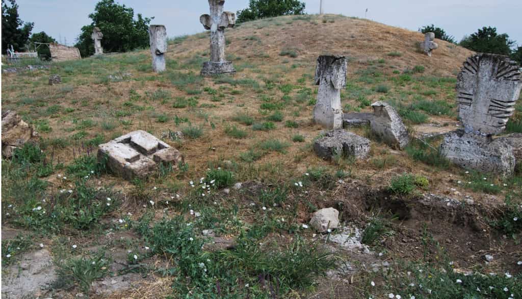 В Усатовому відновлять старе козацьке кладовище