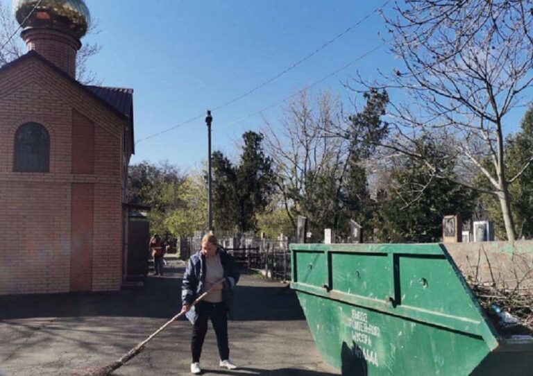 В Одесі прибирають кладовища до Днів пам’яті: вже вивезено 1500 м³ сміття