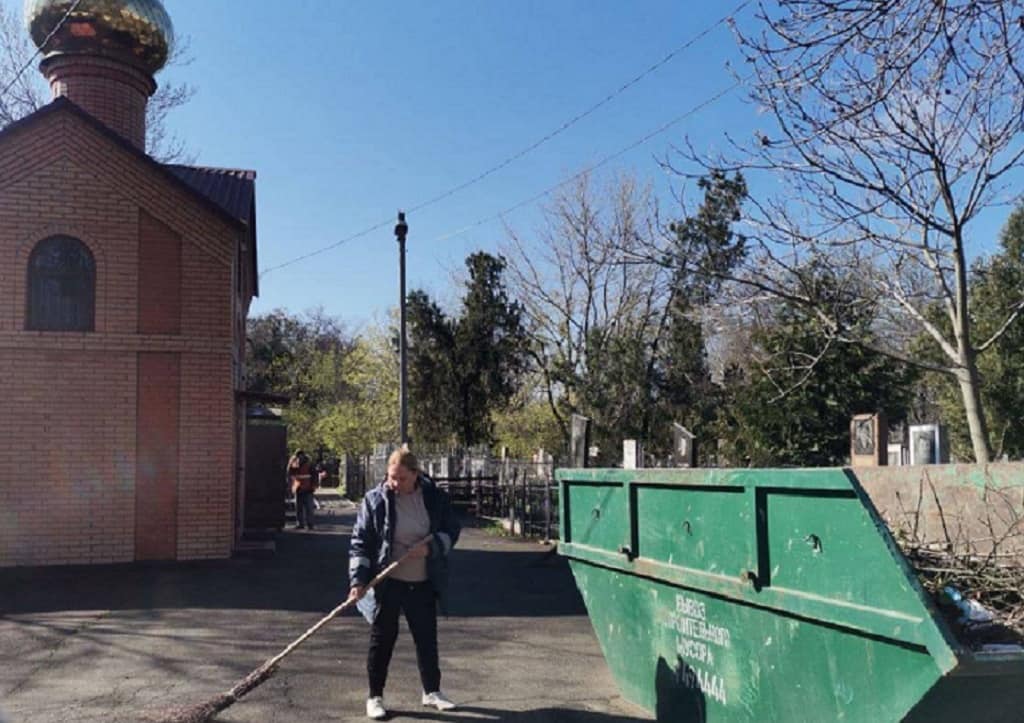 В Одесі прибирають кладовища до Днів пам’яті: вже вивезено 1500 м³ сміття