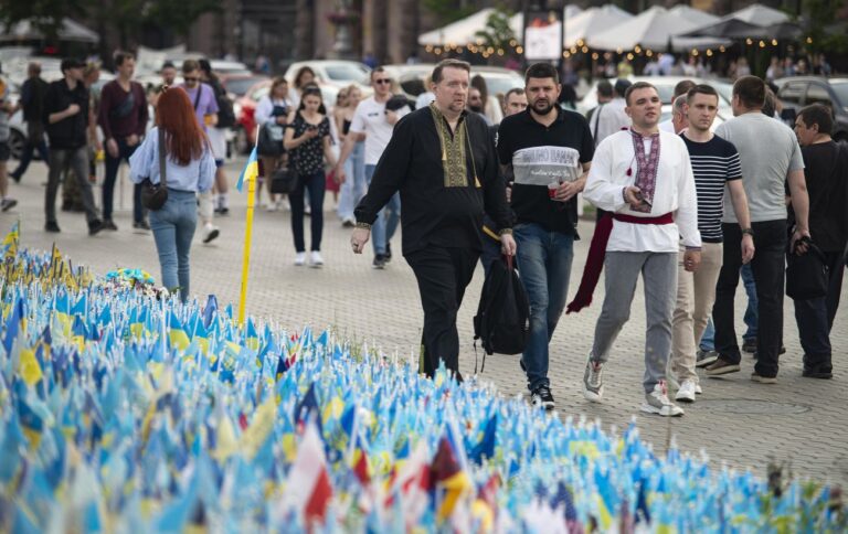 Середня тривалість життя українців скоротилась через війну – дані від демографа НАН