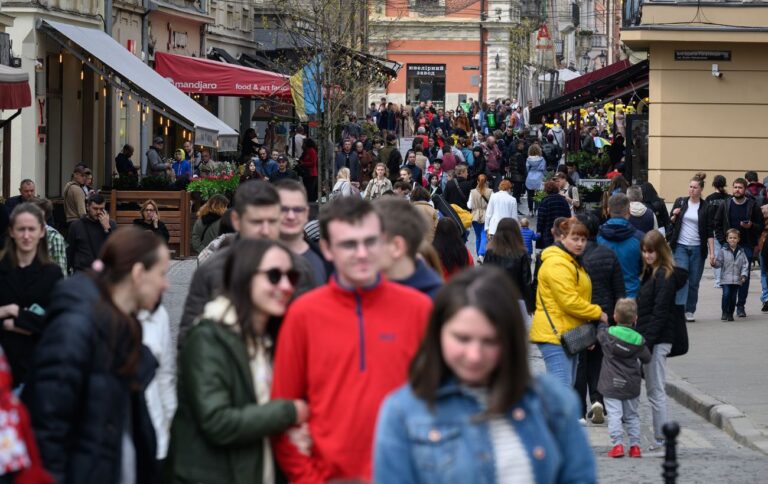 Населення України стрімко старіє – демограф Гладун розповів про наслідки