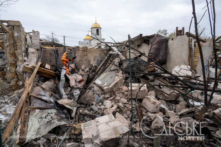 Фото наслідків нічної атаки на Одесу 16 квітня