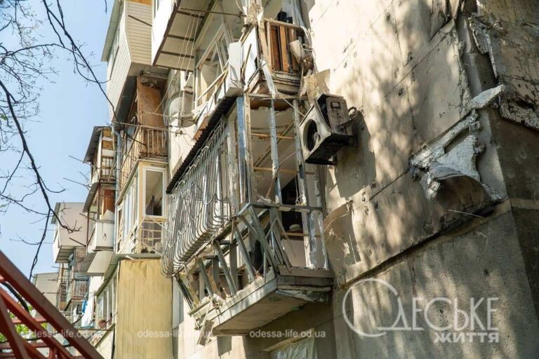 Одеса після нічного удару: наслідки наймасштабнішого обстрілу дронами – фоторепортаж