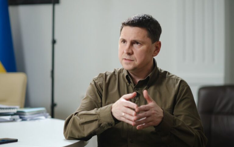 Конфлікт Індії та Пакистану може пришвидшити спроби завершити війну в Україні, вважає Подоляк 