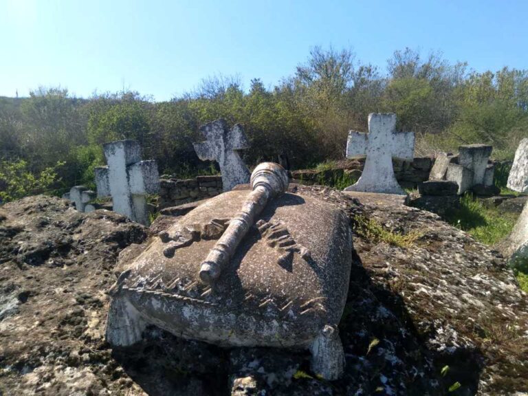 Старовинне козацьке кладовище та печерні житла Шкодової гори