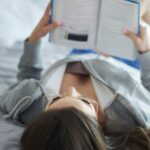 Читати лежачи шкідливо чи ні – відповідь лікарів