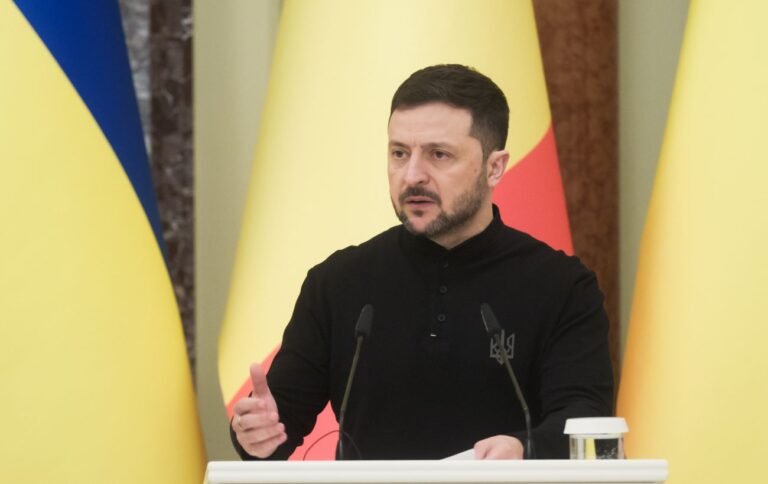 Зеленський заявив що Україна не обговорюватиме території до припинення вогню