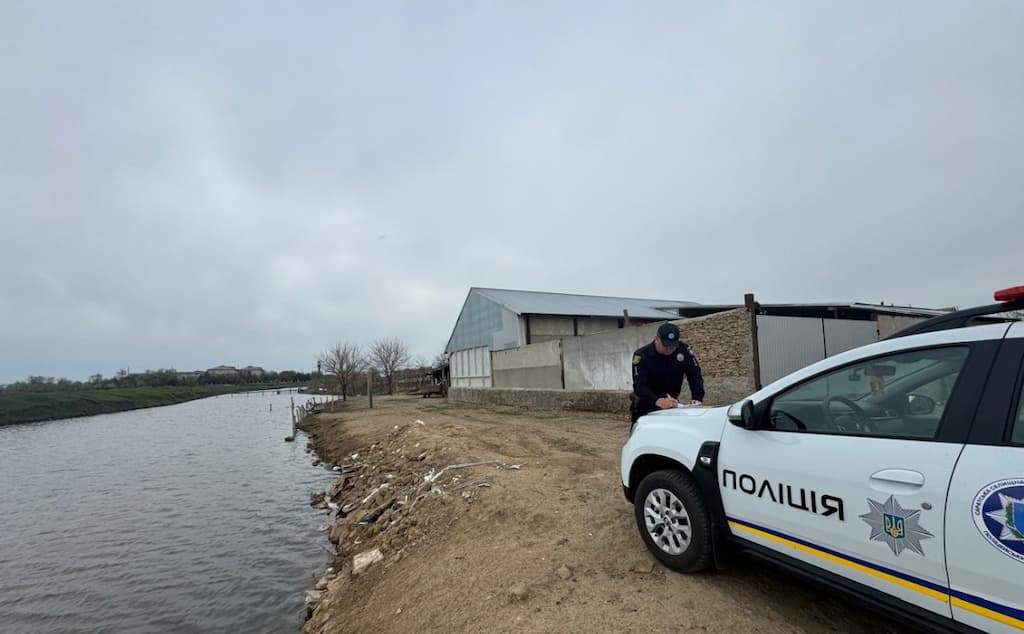 На Одещині жінка встановила паркан біля річки