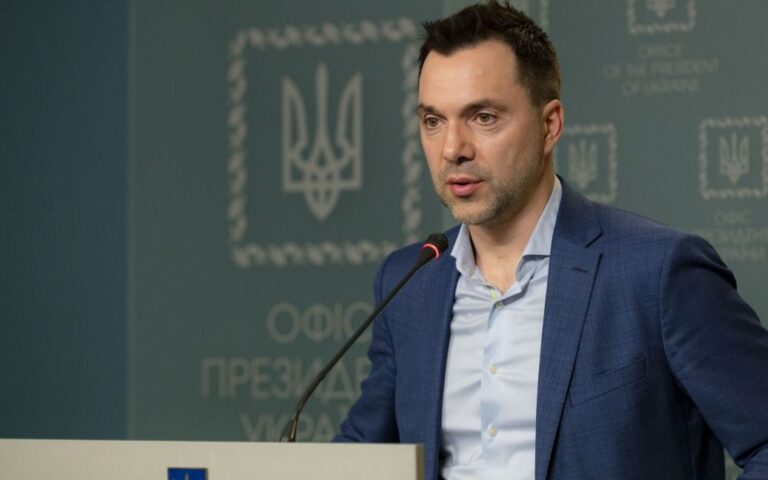 В Україні ввели санкції проти Олексія Арестовича, блогерів та політологів 