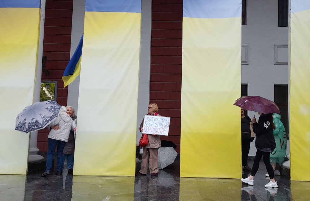 Одесити вийшли під дощ із акцією «Гроші на ЗСУ!» – вимагають більше допомагати армії
