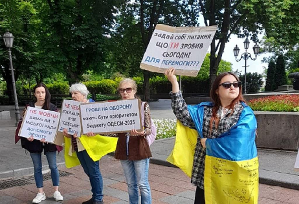 Одесити вимагають фінансування армії: суботній протест у мерії 31 травня