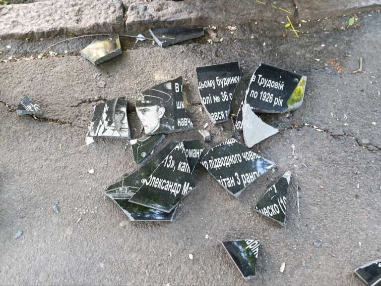 В Одесі прибирають залишки радянського минулого (фото)
