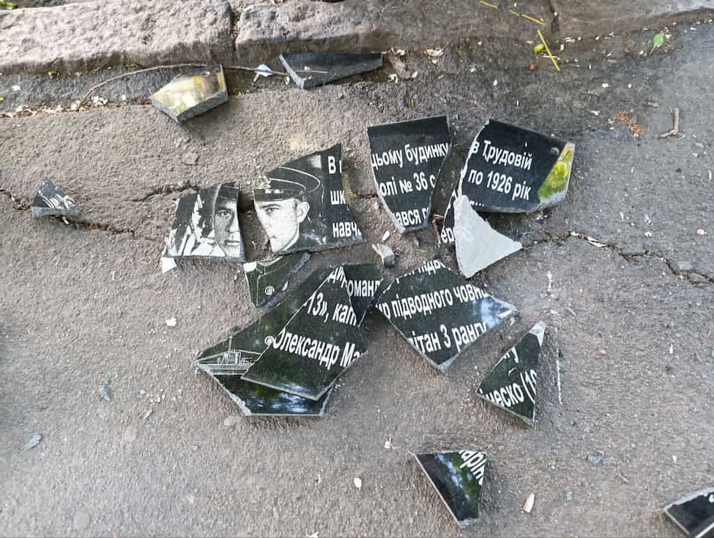В Одесі прибирають залишки радянського минулого (фото)