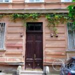 Старовинні двері будинку Караводіна відреставрували у центрі Одеси