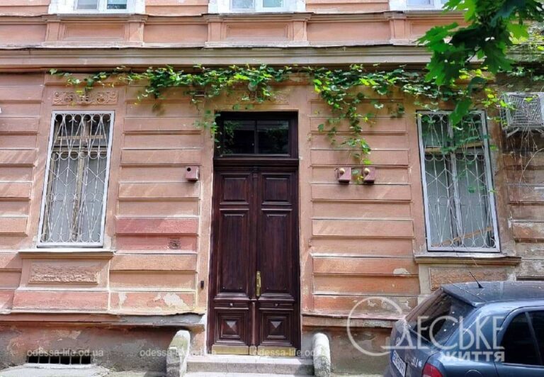 Старовинні двері будинку Караводіна відреставрували у центрі Одеси