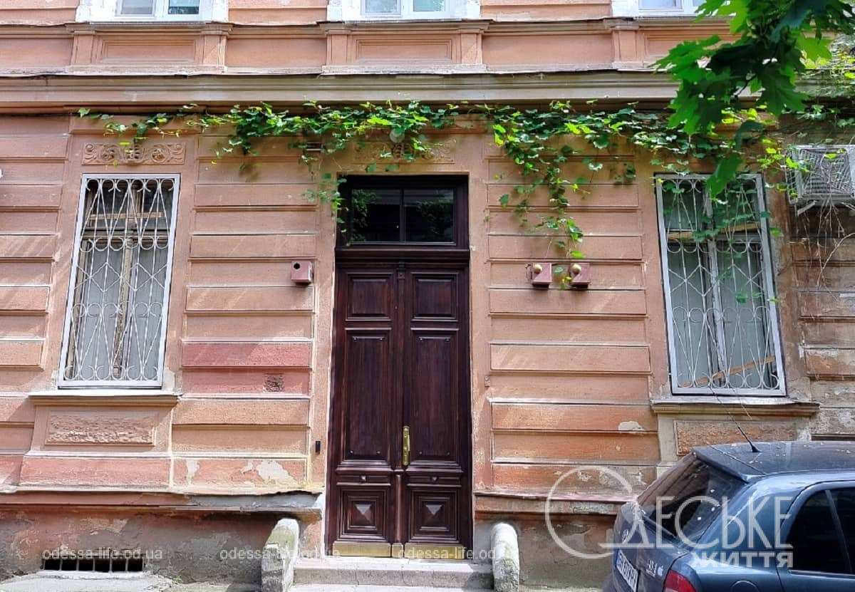 Старовинні двері будинку Караводіна відреставрували у центрі Одеси