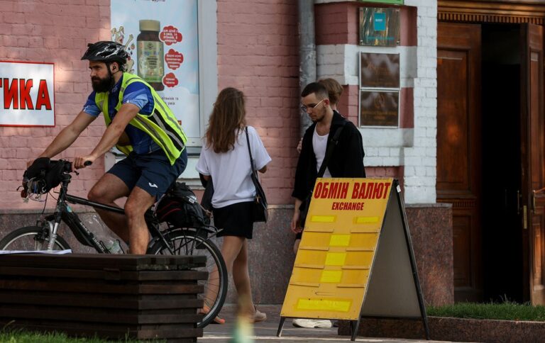 Курс долара НБУ на 6 травня впав до 41,6 гривні