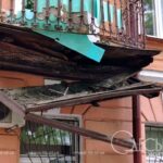 В Одесі на Пастера обвалився карниз і пробив балкон (фото)