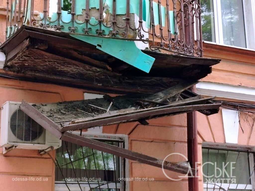 В Одесі на Пастера обвалився карниз і пробив балкон (фото)