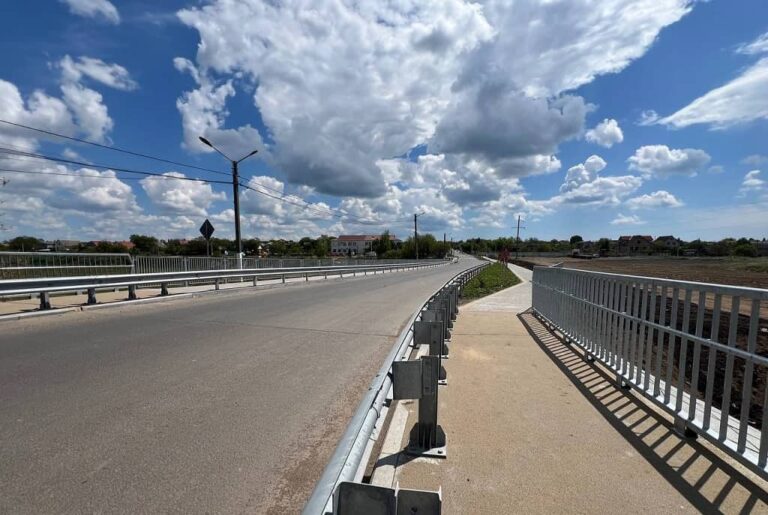 У передмісті Одеси модернізували дамбу: нові тротуари, освітлення та озеленення