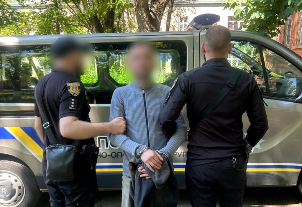 Пасажир одеської маршрутки вдарив ножем військового