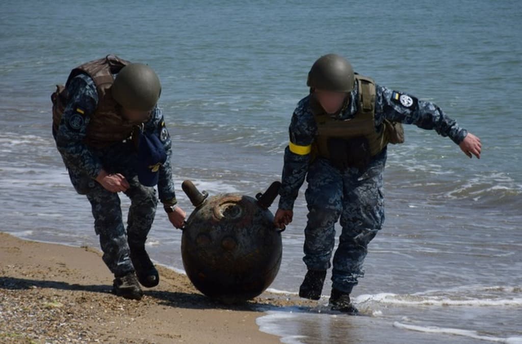 Тиха загроза біля берега: що знайшли військові у морі під Одесою (відео)