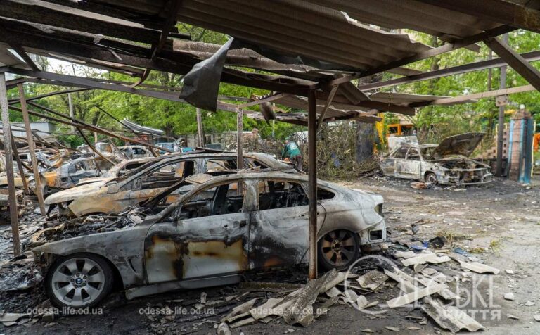 Нічна атака на Одесу 25 травня: десятки авто знищено, постраждали житлові будинки