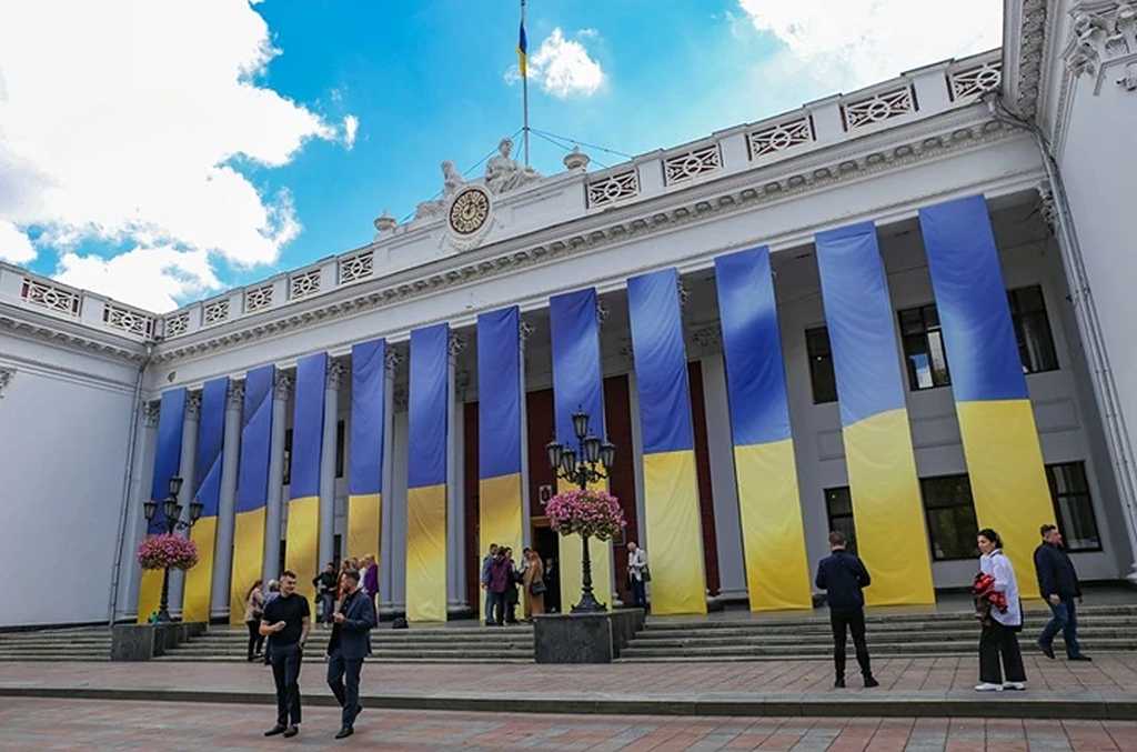 В Одесі тимчасово знімуть прапори з мерії через зйомки фільму