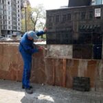 Комунальники оновили пам’ятник “Дівчина та дельфін”